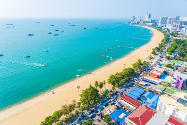 Beyaz bulut mavi gökyüzü ve Tayland 'ın Pattaya şehrindeki mimari yapı çevresindeki güzel tropikal sahil okyanus körfezi.