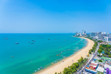 Beyaz bulut mavi gökyüzü ve Tayland 'ın Pattaya şehrindeki mimari yapı çevresindeki güzel tropikal sahil okyanus körfezi.