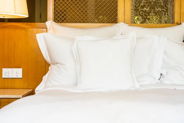 Удобная Белая Подушка Кровати Украшения Интерьере Спальни — стоковое фото