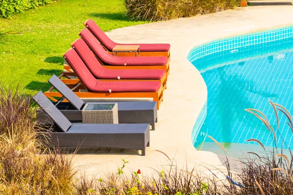 酒店度假胜地室外游泳池周围漂亮的空椅子 供游客度假之用 — 图库照片