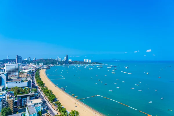 パタヤ市内の白い雲の青い空と建築物の周りの美しい熱帯ビーチの海の海の湾タイ — ストック写真