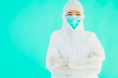 Güzel, genç Asyalı doktor kadın koronavirüsten korunmak için ppe ya da kişisel koruyucu ekipman takıyor ya da mavi izole arka planda beyaz kartı olan 19. bölgede yaşıyor.