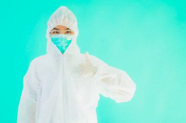 Güzel, genç Asyalı doktor kadın portre. Koronavirüsten ya da mavi arka planda kovid19 'dan korunmak için ppe ya da kişisel koruyucu ekipman takıyor.