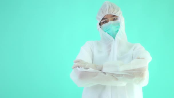 Beeldmateriaal Van Aziatische Vrouw Beschermende Medische Pak Masker Geïsoleerd Turquoise — Stockvideo