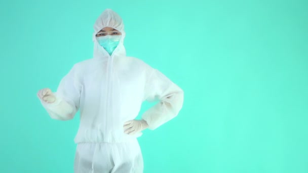 Filmato Donna Asiatica Tuta Protettiva Maschera Che Mostra Segno Isolato — Video Stock