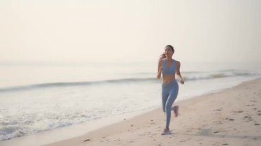 Deniz kıyısındaki güzel Asyalı kadının görüntüleri.