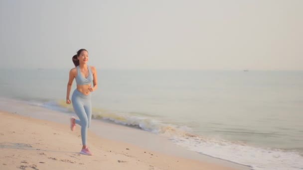 Imagens Bela Mulher Asiática Praia — Vídeo de Stock