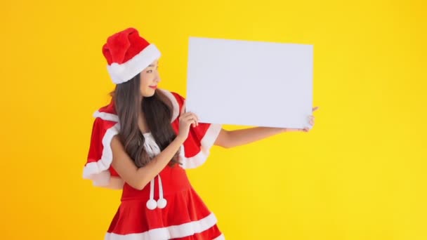 Des Images Belle Femme Asiatique Costume Père Noël Tenant Une — Video