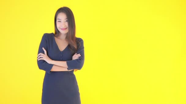 黄色で隔絶された美しいアジア系女性の映像 — ストック動画