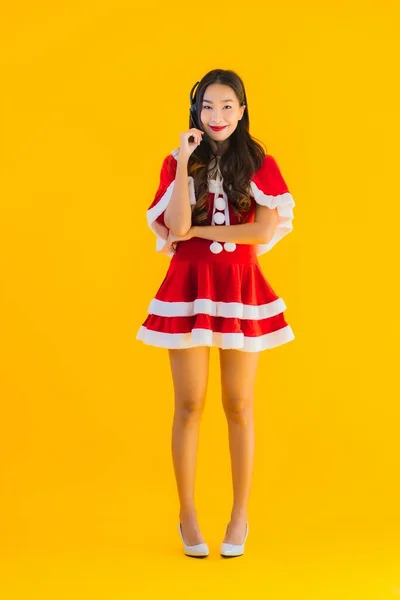 Πορτρέτο Όμορφη Νεαρή Ασιατική Γυναίκα Φορούν Χριστουγεννιάτικα Ρούχα Και Καπέλο — Φωτογραφία Αρχείου