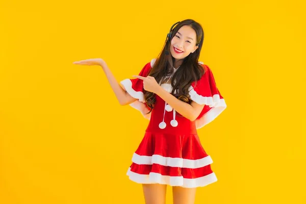 Πορτρέτο Όμορφη Νεαρή Ασιατική Γυναίκα Φορούν Χριστουγεννιάτικα Ρούχα Και Καπέλο — Φωτογραφία Αρχείου