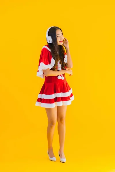 Portret Mooie Jonge Aziatische Kerst Kleding Hoed Luisteren Naar Muziek — Stockfoto