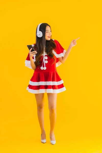 Retrato Hermoso Joven Asiático Navidad Ropa Sombrero Escuchar Música Con — Foto de Stock