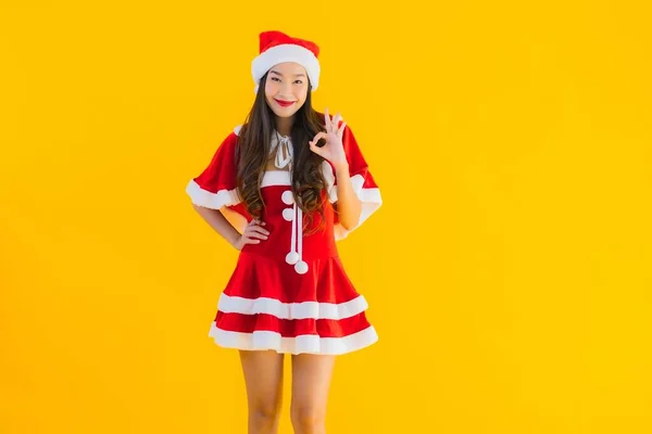 아름다운 아시아인 여성의 초상화 크리스마스 노란색외진 배경에 행동으로 행복해 — 스톡 사진