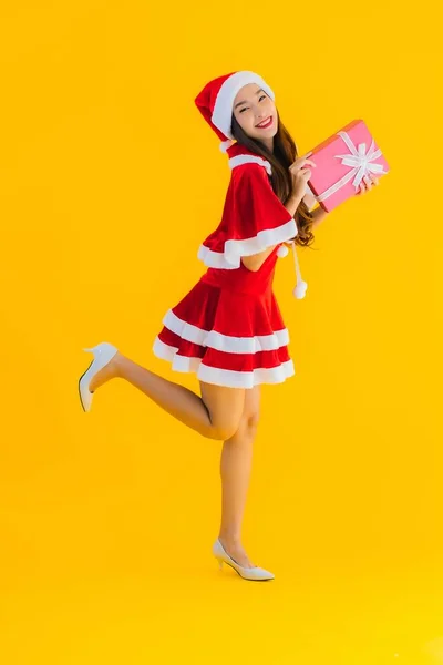 Güzel Genç Asyalı Noel Kıyafetleri Şapka Gülümsemesi Sarı Izole Edilmiş — Stok fotoğraf
