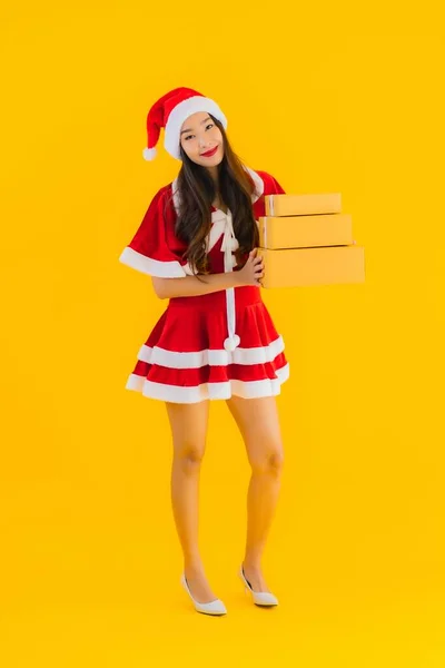 Πορτρέτο Όμορφη Νεαρή Ασιατική Γυναίκα Φορούν Χριστουγεννιάτικα Ρούχα Καπέλο Συσκευασία — Φωτογραφία Αρχείου