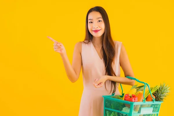 Ritratto Bella Giovane Donna Asiatica Con Cesto Della Spesa Shopping — Foto Stock