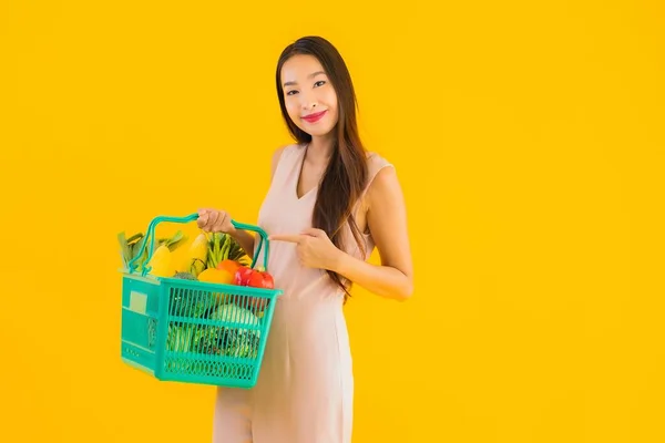 Retrato Hermosa Joven Asiática Mujer Con Cesta Compra Bolsa Supermercado —  Fotos de Stock