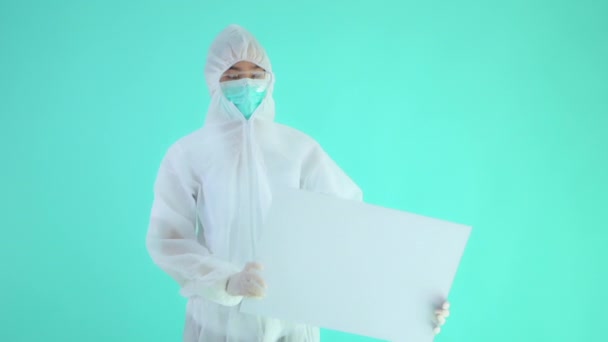 Imagens Mulher Asiática Terno Médico Protetor Máscara Segurando Placa Branca — Vídeo de Stock