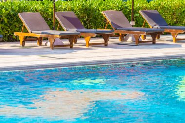 Otel tatil beldesinde yüzme havuzunun etrafında merdiven var.