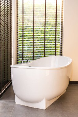 Banyonun içinde beyaz küvet ve jakuzi dekorasyonu var.