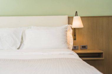 Yatak odasının iç dekorasyonunda beyaz rahat yastık.