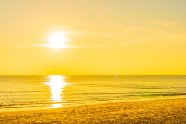 Günbatımında ya da gün doğumunda seyahat için güzel tropikal doğa deniz okyanusu