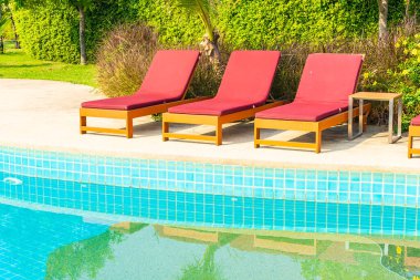 Otel tatil beldesinde yüzme havuzunun etrafında güzel boş bir sandalye.