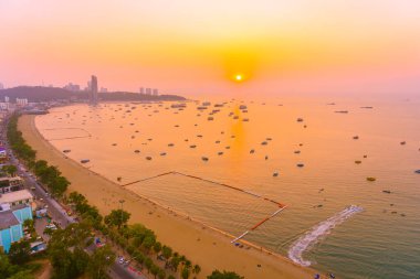 Pattaya şehri Tayland 'ın etrafında mimari yapıları ve gemileri olan güzel tropikal sahil okyanus körfezi.