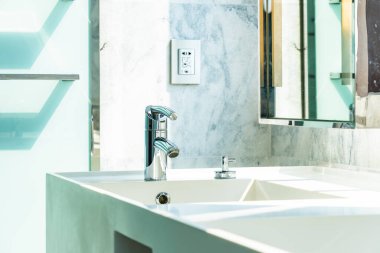 Musluk suyu ve banyo ve tuvaletin iç dekorasyonu.