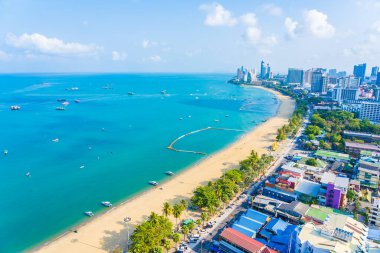 Beyaz bulut mavi gökyüzü ve Tayland 'ın Pattaya şehrindeki mimari yapı çevresindeki güzel tropikal sahil okyanus körfezi.