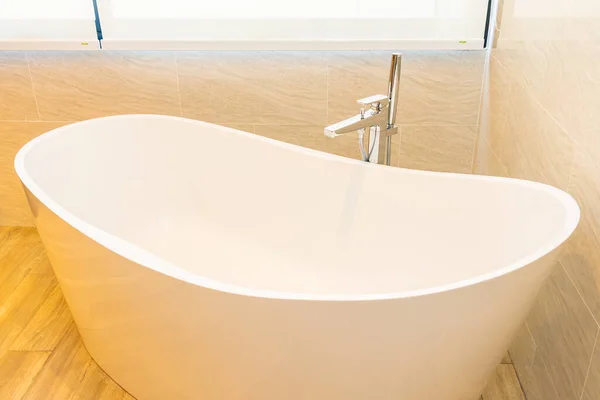 Καθαρό Λευκό Άδειο Μπανιέρα Διακόσμηση Εσωτερικό Του Μπάνιου — Φωτογραφία Αρχείου