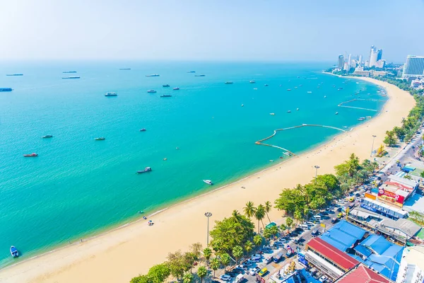 Beyaz bulut mavi gökyüzü ve Tayland 'ın Pattaya şehrindeki mimari yapı çevresindeki güzel tropikal sahil okyanus körfezi.