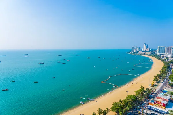 Beyaz bulut mavi gökyüzü ve Tayland 'ın Pattaya şehrindeki mimari yapı çevresindeki güzel tropikal sahil okyanus körfezi.