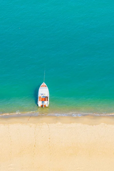 Güzel Tropikal Deniz Okyanusunda Hız Teknesi Tatil Için Neredeyse Sahile — Stok fotoğraf