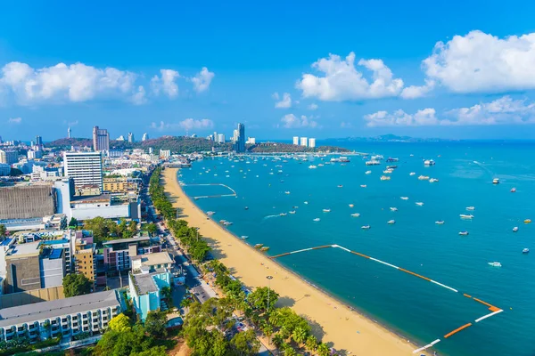 Beyaz Bulut Mavi Gökyüzü Tayland Pattaya Şehrindeki Mimari Yapı Çevresindeki — Stok fotoğraf