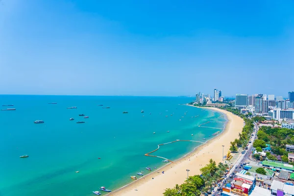 Beyaz bulut mavi gökyüzü ve Tayland 'ın Pattaya şehrindeki mimari yapı çevresindeki güzel tropikal sahil okyanus körfezi.