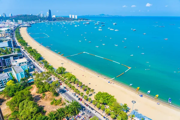 パタヤ市内の白い雲の青い空と建築物の周りの美しい熱帯ビーチの海の海の湾タイ — ストック写真