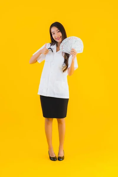 Πορτρέτο Όμορφη Νεαρή Ασιάτισσα Γιατρός Γυναίκα Δείχνουν Μετρητά Χρήματα Κίτρινο — Φωτογραφία Αρχείου