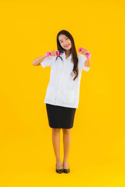Πορτρέτο Όμορφη Νεαρή Ασιατική Γιατρός Γυναίκα Άσκηση Αλτήρα Κίτρινο Απομονωμένο — Φωτογραφία Αρχείου