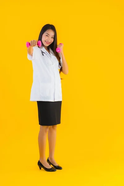 Güzel Asyalı Genç Doktor Kadın Portresi Sarı Izole Arka Planda — Stok fotoğraf