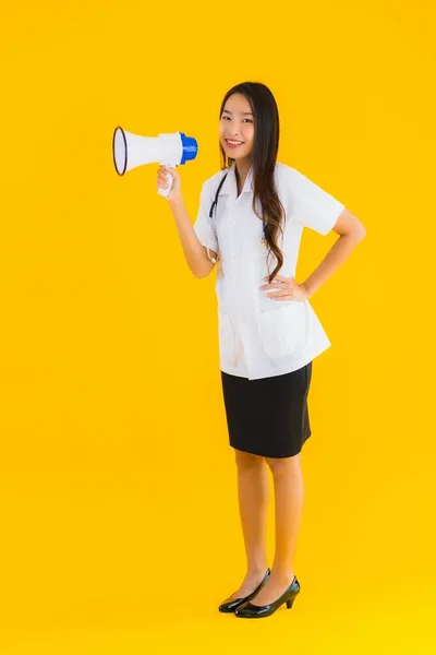 Portret Piękny Młody Azji Lekarz Kobieta Używać Megafon Żółty Izolowane — Zdjęcie stockowe