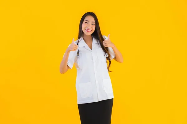 Portrait Belle Jeune Asiatique Médecin Femme Sourire Heureux Travail Hôpital — Photo