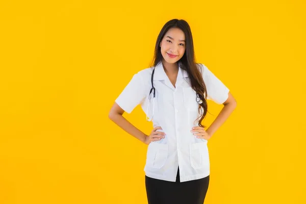 Porträtt Vacker Ung Asiatisk Läkare Kvinna Leende Glad Arbete Sjukhus — Stockfoto