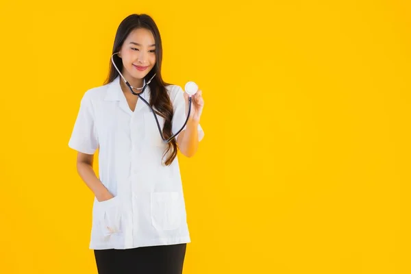 Güzel Bir Portre Genç Asyalı Kadın Gülümsüyor Hastane Klinikte Çalışmanın — Stok fotoğraf