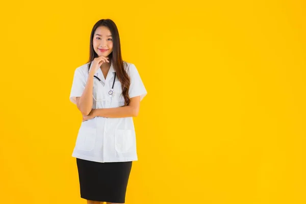 Retrato Hermosa Joven Asiática Médico Mujer Sonrisa Feliz Trabajo Hospital — Foto de Stock