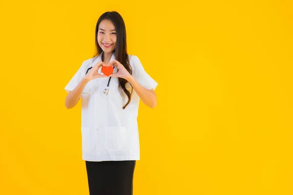 Retrato Bonito Jovem Asiático Médico Mulher Mostrar Coração Para Símbolo — Fotografia de Stock