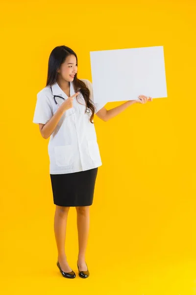 Retrato Hermosa Joven Asiática Médico Mujer Con Vacío Blanco Tablero — Foto de Stock