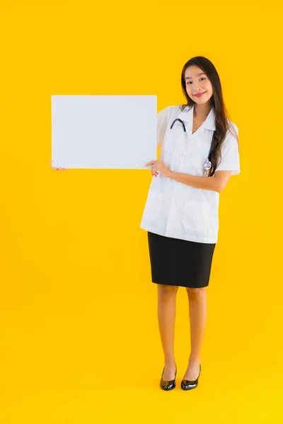 Πορτρέτο Όμορφη Νεαρή Ασιάτισσα Γιατρός Γυναίκα Άδειο Λευκό Πίνακα Κίτρινο — Φωτογραφία Αρχείου