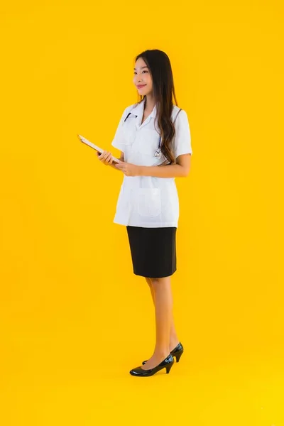 Retrato Bonito Jovem Asiático Médico Mulher Com Vazio Branco Bordo — Fotografia de Stock